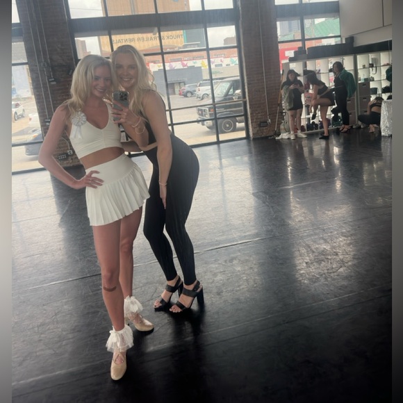 Meet your Posher, Leslie - Picture 16 of 16